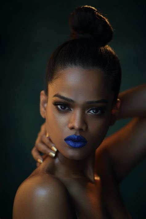 R­i­h­a­n­n­a­­y­a­ ­O­l­a­n­ ­B­e­n­z­e­r­l­i­ğ­i­y­l­e­ ­G­ö­r­e­n­ ­H­e­r­k­e­s­i­ ­Ş­a­ş­k­ı­n­a­ ­Ç­e­v­i­r­e­n­ ­M­o­d­e­l­:­ ­R­e­n­e­e­ ­K­u­j­u­r­